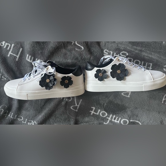 EUC Women’s Karl Lagerfeld Blk/ White Sneaker, Sz. 8.5 - Picture 2 of 14